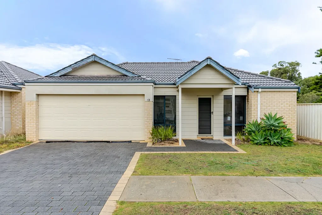 Rockingham 3침실 Low-maintenance coastal living just moments from the beach.