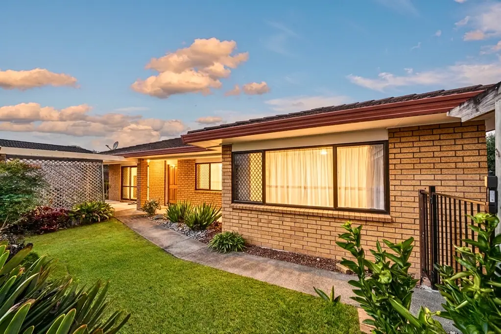 Papakura 3 Bedroom Solid Brick &	Tile	Gem- Vendors South Bound!