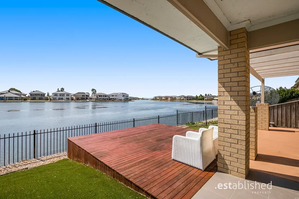 Point Cook 4chambre Lakefront Luxury Living: Spacious Family Home with Spectacular Views!