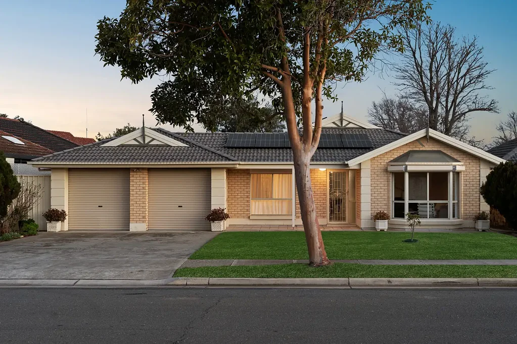 Glenelg North 4 Bedroom Poolside Family Living in a Sought-After Glenelg North Setting