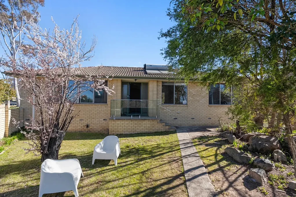 Fisher 4ਬੈੱਡਰੂਮ Well-Located Family Home with Recent Renovations - North-Facing and Sunlit