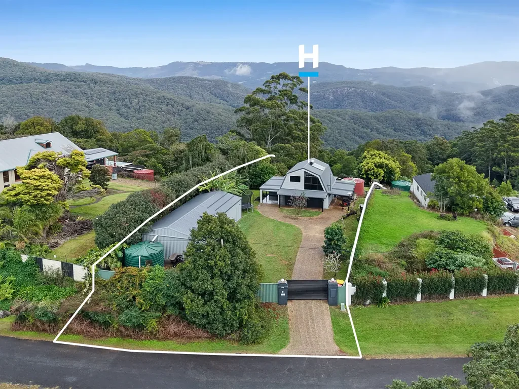 Lower Beechmont 2ห้องนอน Mountain Views, Large Shed, Usable Land & Character-Filled Home Opposite the Park