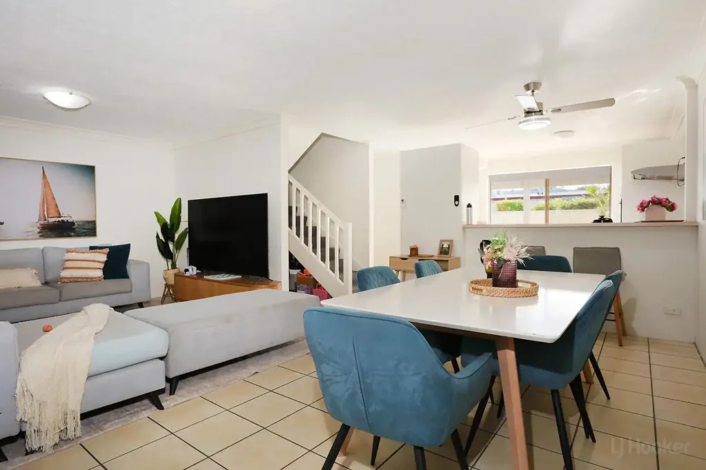 Runaway Bay 3 Slaapkamer PRICE REDUCED Renovators Delight Opportunity In Tightly Held Complex