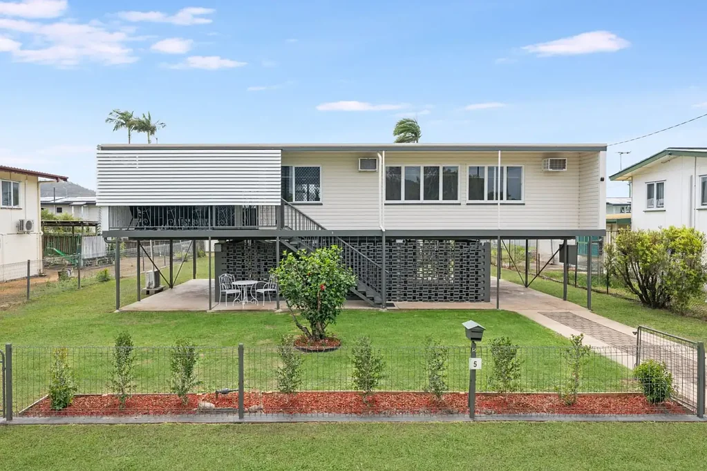Cranbrook 3Phòng ngủ Cranbrook Gem: Move-In Ready, Partly Furnished & Packed with Opportunity