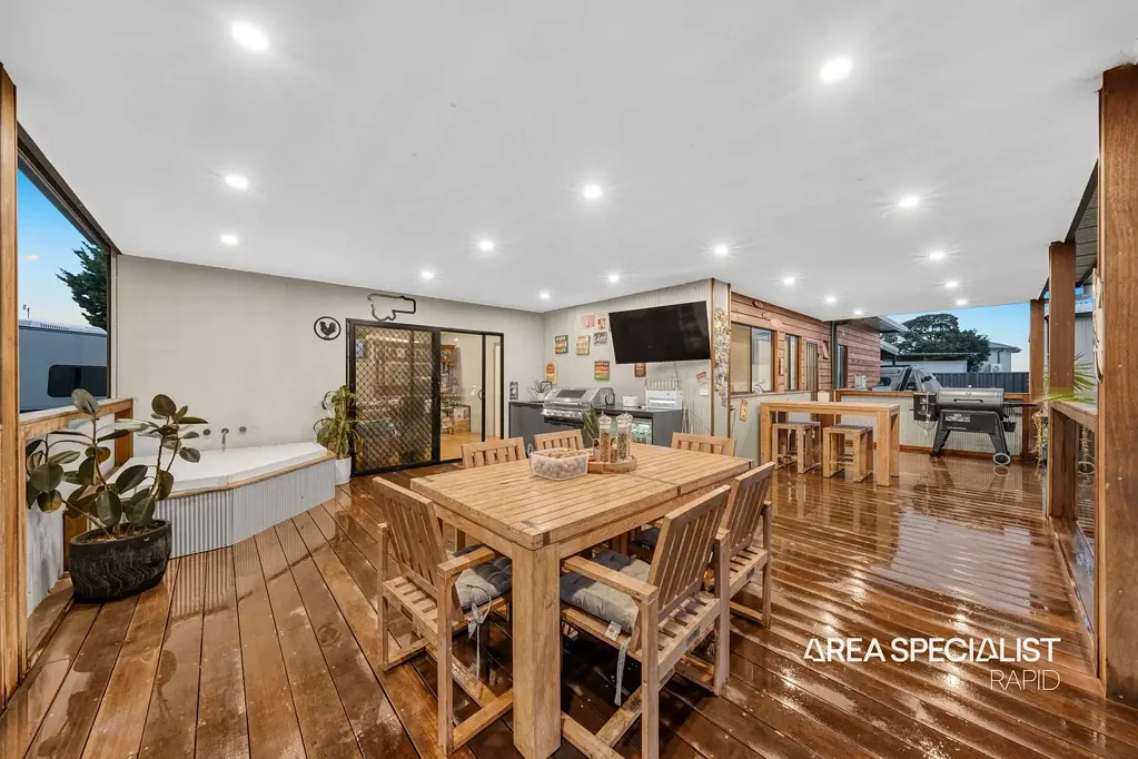 Doveton 4कमरा The Brief: Renovated Family Living on a Huge 888m² (Approx.) Block with
Endless Potential