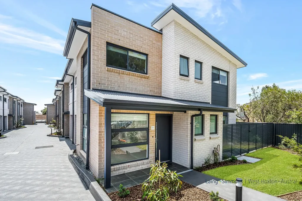 NEW TOWNHOUSE IN NEW COMPLEX!