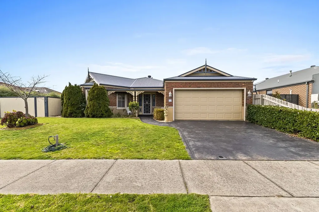 Traralgon 4침실 Custom-Built Family Home with Shedding & Rear Yard Access