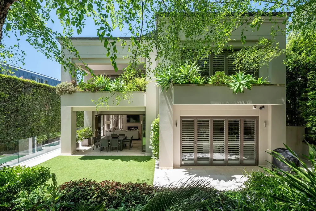 Woollahra 5房 著名建筑师设计 740㎡占地 18米加热泳池 Miele电器 主套房带露台 全屋定制内饰 多功能娱乐空间 近优质学校 Ercole Palazzetti Designed Family Home of Magnificent Scale