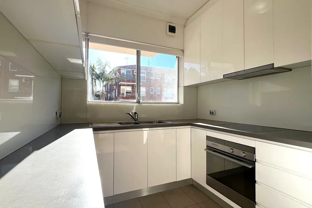 Modern 2 Bedroom Unit with Lock Up Garage