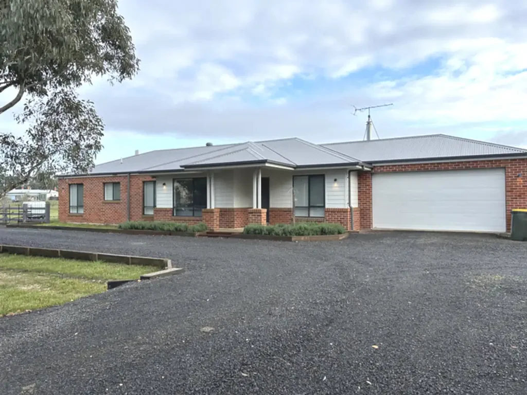 Escape to the Country – Spacious Home on ½ Acre