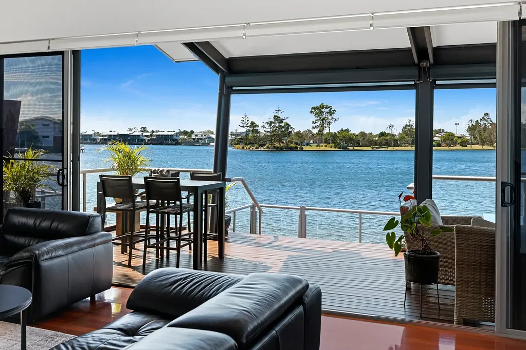 Coombabah 3Kwarto Waterfront, Northeast Facing, Free Standing, Single Level Stunner