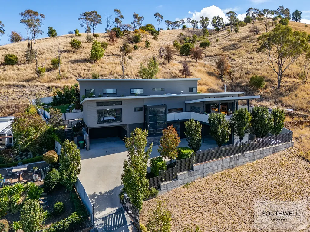 Tamworth 5Moenga Architect-Designed Luxury Living with Spectacular Views