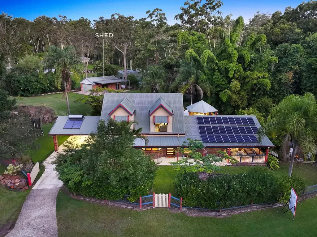 Tallebudgera 4 Slaapkamer Classic Character, Modern Comfort and Enchanting Charm