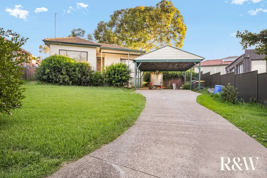 Campbelltown 3房 Campbelltown核心地段 771平米宽绰地块 联排别墅潜力 双车库停车 紧邻CBD与商场 DEVELOP, INVEST OR NEST – 771m² WITH ENDLESS POTENTIAL (S.T.C.A.)