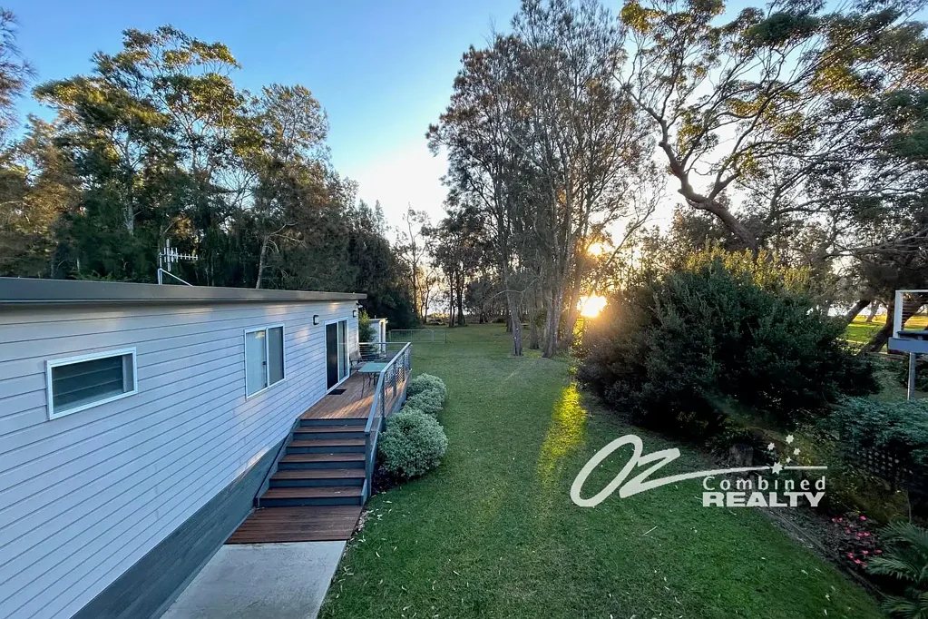 Short Term Fully Furnished Waterfront Reserve
Sleeps 8 People - Electricity Included!