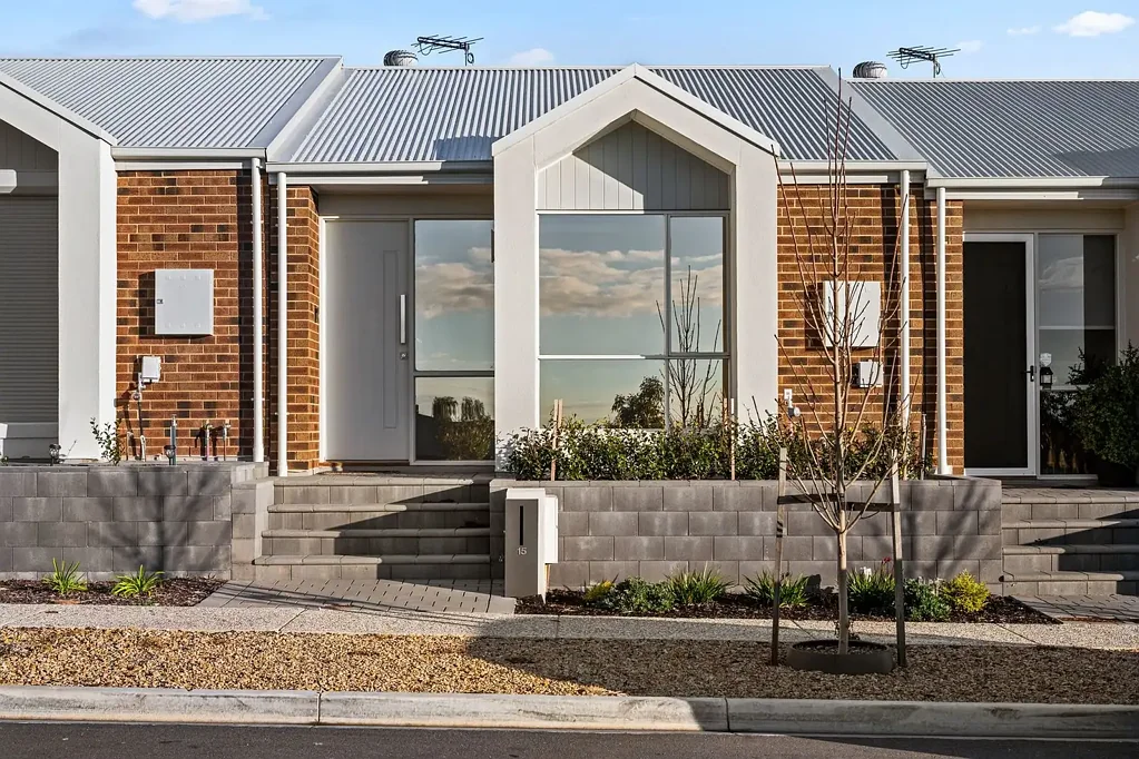 Seaford Heights 3房  Refined Contemporary Living with Reserve-Side Appeal.