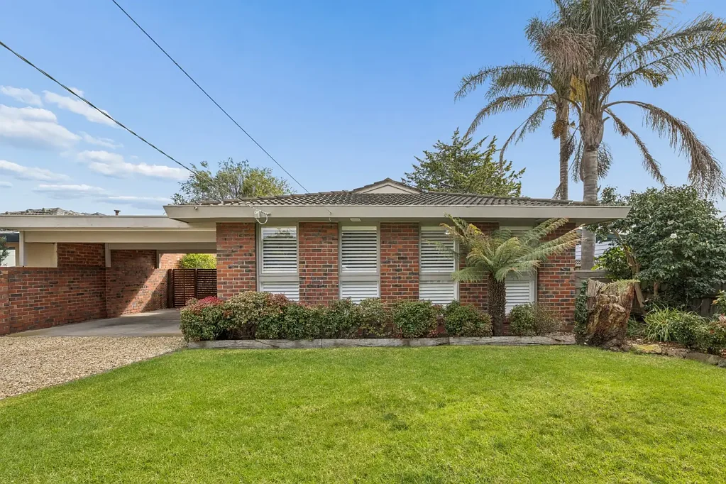 Frankston 3房  Classic Clinker Elegance at a Central Address