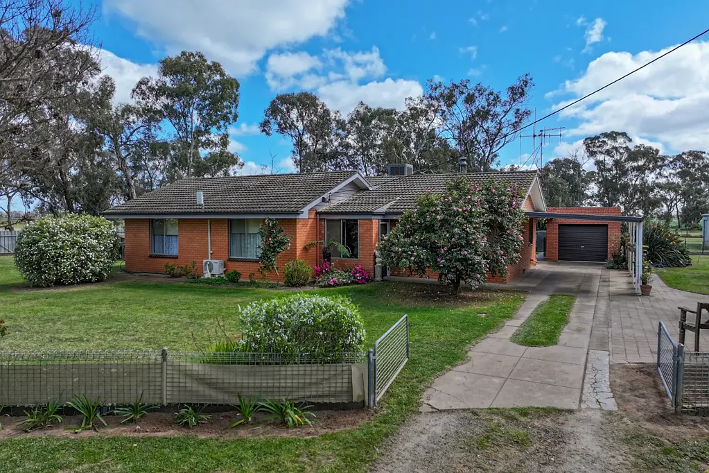 Nanneella TIDY 9.5 ACRE LIFESTYLE PROPERTY WITH EXCELLENT SHEDDING & WATER