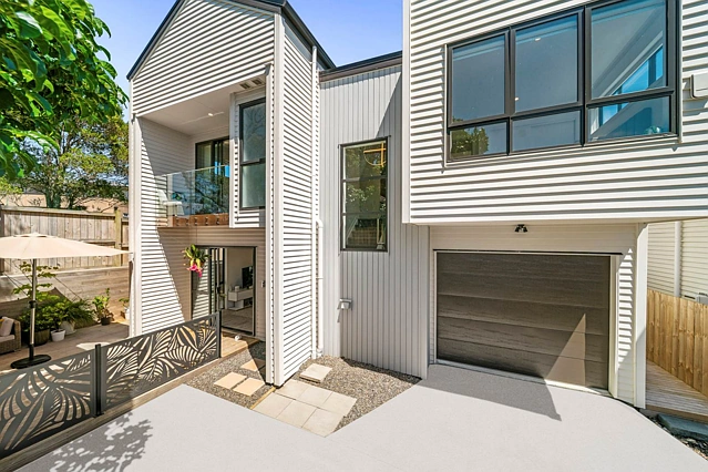 562D Beach Road, Rothesay Bay, North Shore City