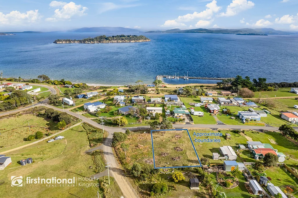 Alonnah Incredibly Far-Reaching Channel Views from a Central Location!
