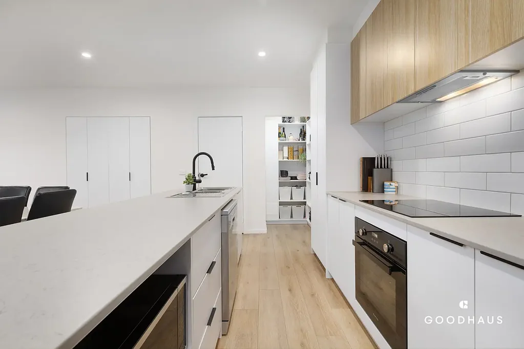 Taylor 3房  Stylish Townhouse Living with Double Garage and Solar