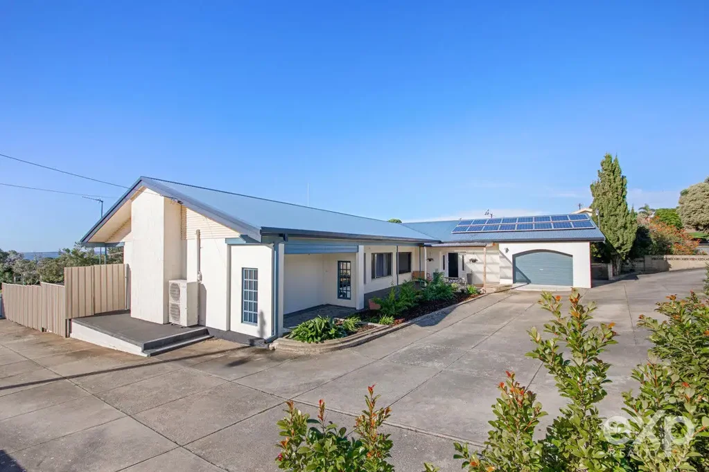 Port Lincoln 4房  Spacious Family Living with Stunning Reserve & Bay Views
