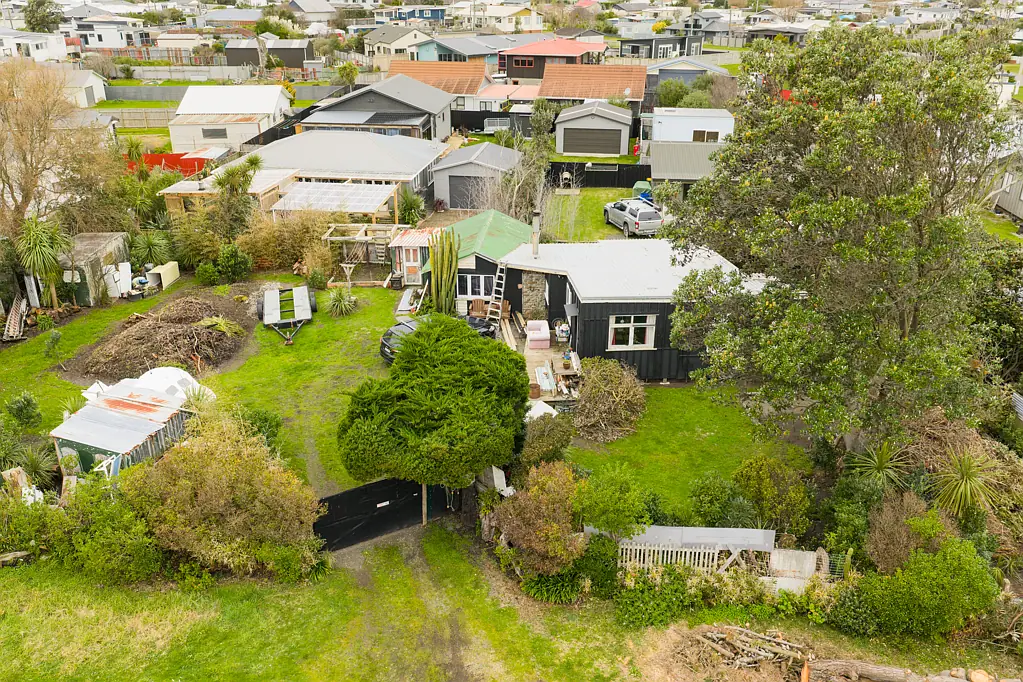 Foxton Beach 2房  Sale by court order - Foxton Beach bach