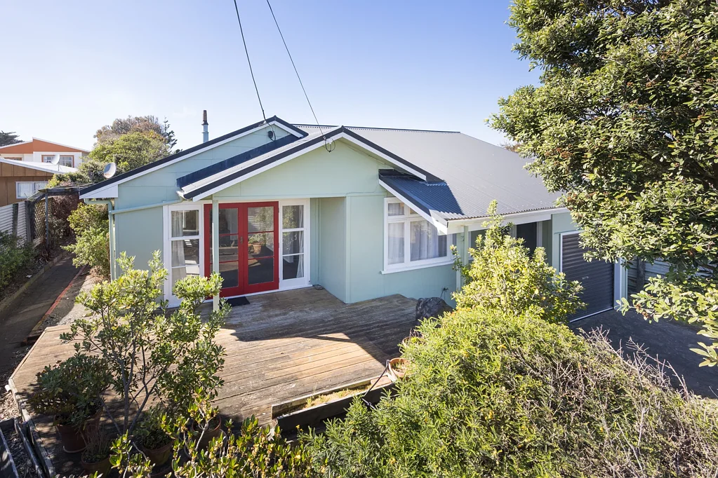 Himatangi Beach 3 Bedroom Himatangi Beach charm!