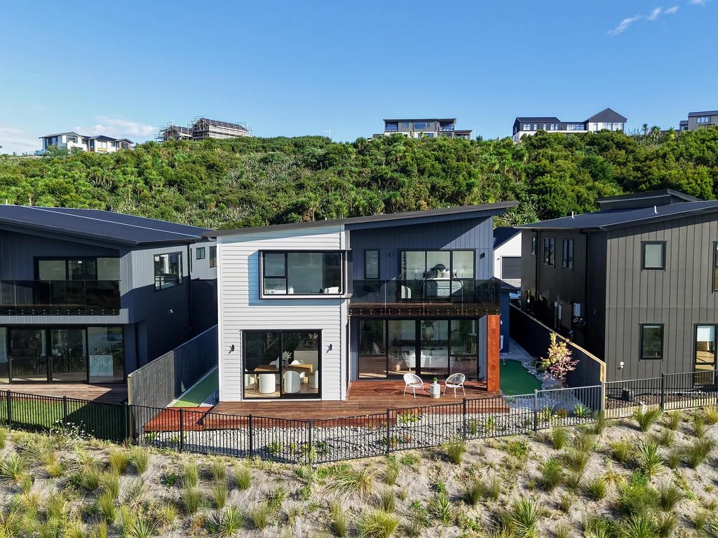 Long Bay 5房  SOLD--Golf Green, Dual Kitchens & Coastal Views