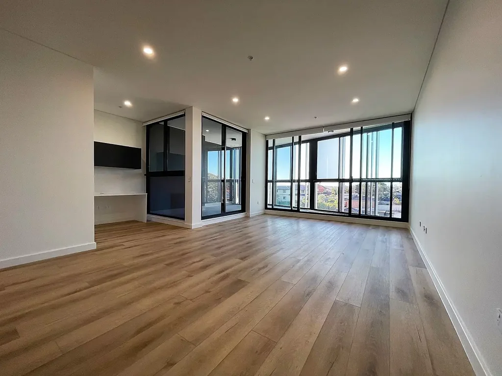 Stunning two bedroom + study apartment - Close to Rockdale train station