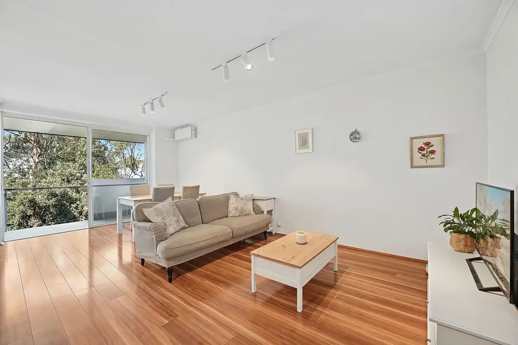 Vaucluse 2房 顶层采光充足 宁静街道后方 海洋广阔景色 时尚宽敞规模 茂盛花园泳池 沿海便利极致 步行商圈海滩 Stylish Top-Floor Retreat With Sunlit Interiors and Ocean Vistas in Prime Vaucluse Setting