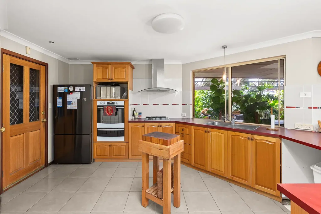 Eaton 4 Slaapkamer Spacious Family Living in a Peaceful Riverside Location