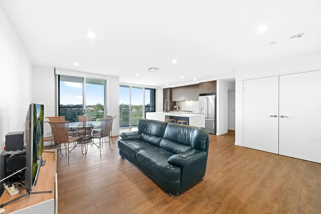 Strathfield 2ห้องนอน 7th Floor Apartment | Golf Course Views | 3 Car Spaces!