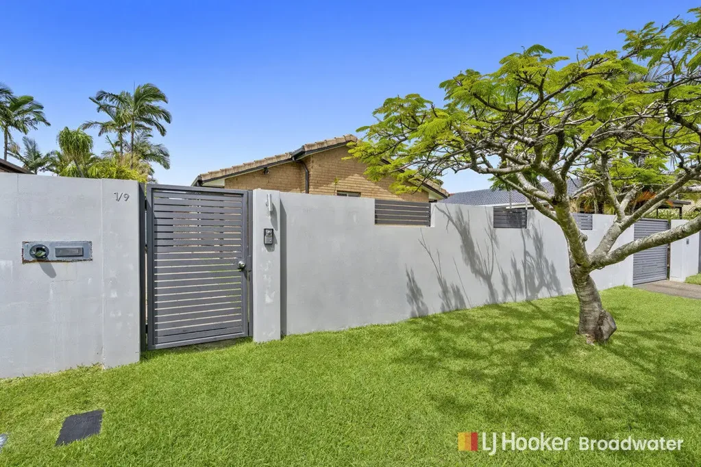 Labrador 2બેડરૂમ Well Presented 2 Bedroom Duplex in Central Location