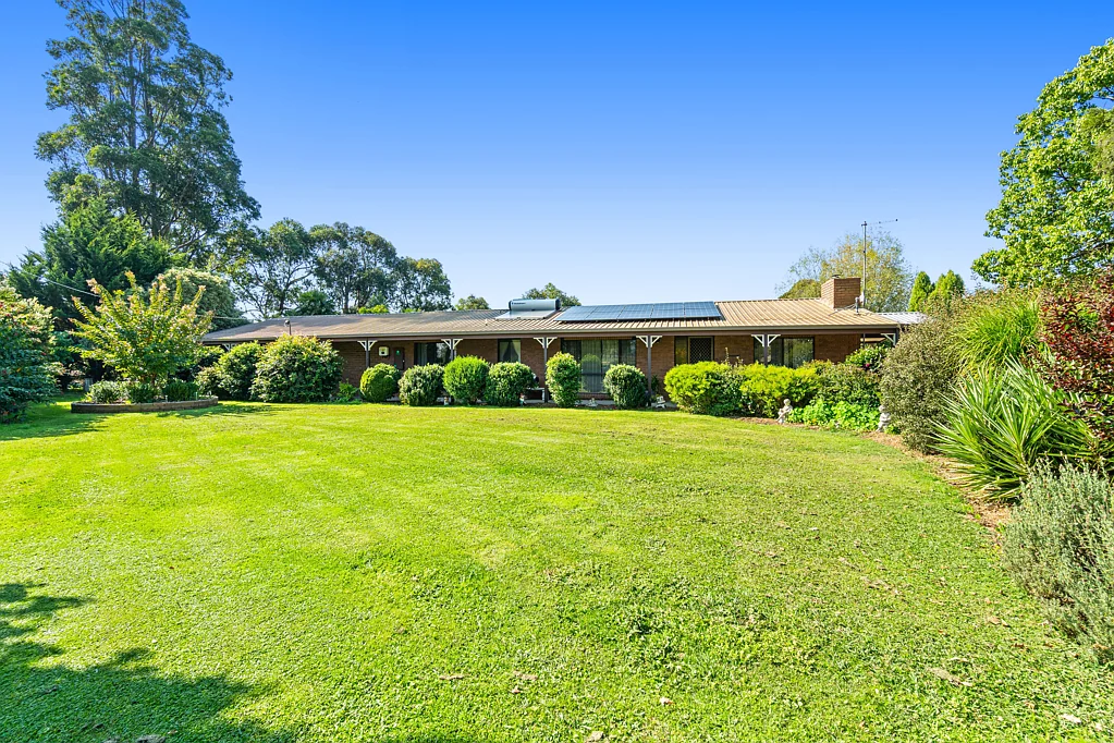 Newry 4Phòng ngủ Country Lifestyle Home on 3/4 Acre