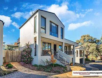 2/5 White Crescent, Campbell, ACT 2612, 3 slaapkamers, 2 badkamers, Townhouse