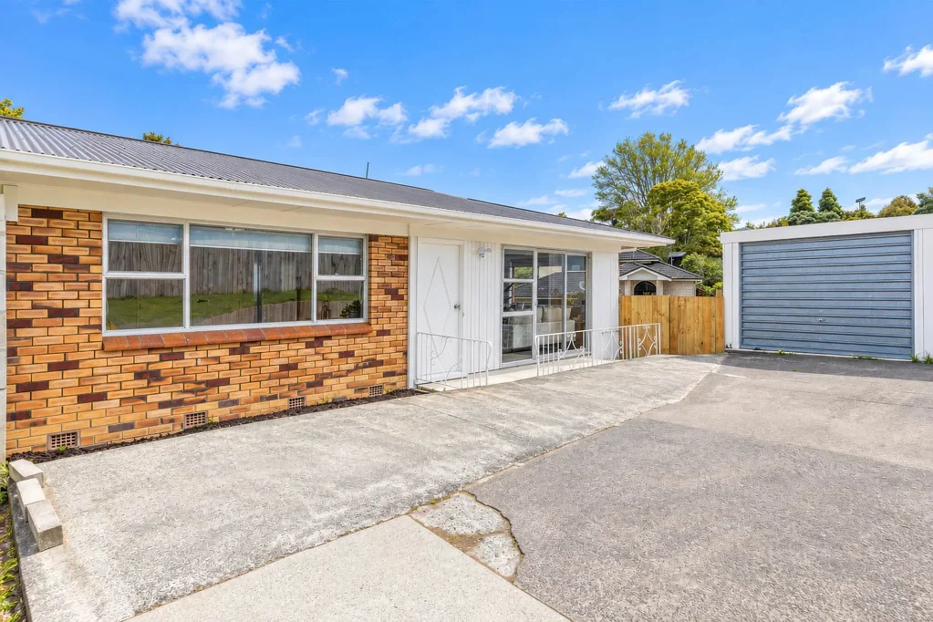 Mount Roskill 3房  Freshly Renovated Brick Unit – Private & Move-In