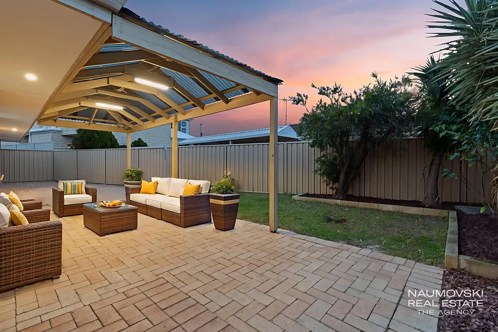 Balcatta 3 Bedroom Private & secure rear villa with a large backyard!
