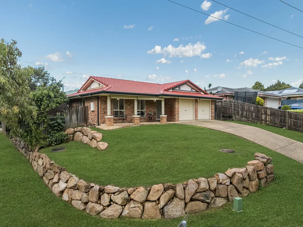 Albany Creek 4कमरा First Time Offered in 28 Years ,Elevated Family Home with Outstanding RV, Boat & Vehicle Accommodation on 704m²