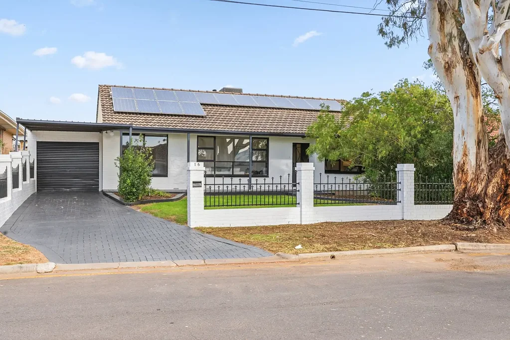 Newton 3 Slaapkamer Refreshed Contemporary Living with Poolside Appeal.