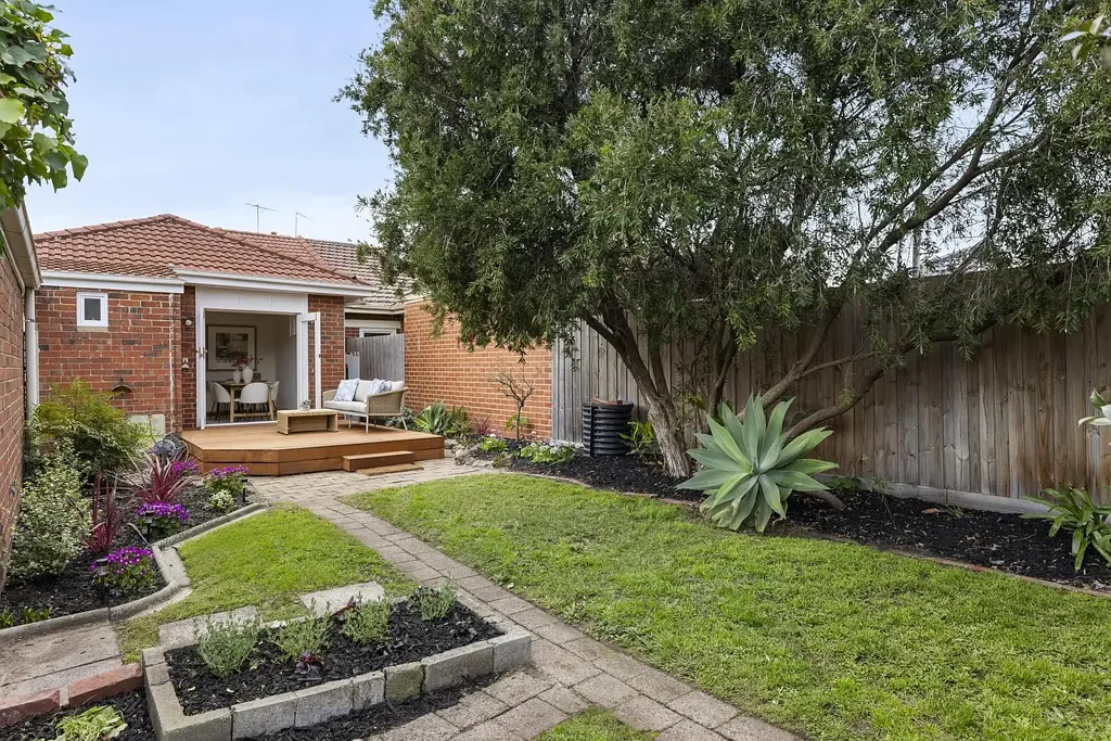 Malvern East 2 Slaapkamer Timeless Character and Contemporary Comfort in Coveted Malvern East