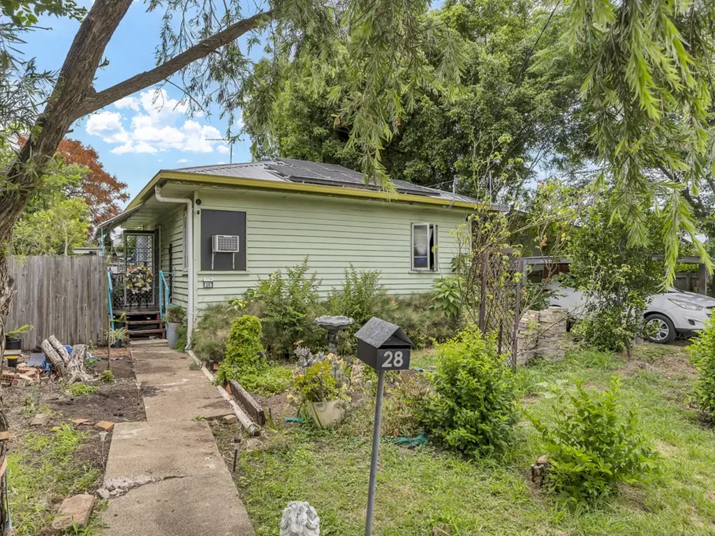 28 Russell Street, Silkstone, QLD 4304