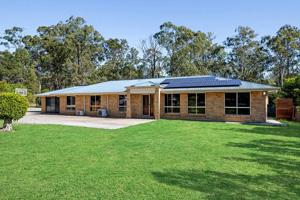Flagstone 4 Bedroom Acreage You Can Enjoy Every Day!! Flood Free