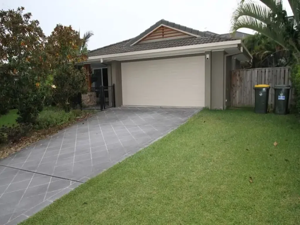 MODERN HOME  *  PLENTY  OF  ROOM