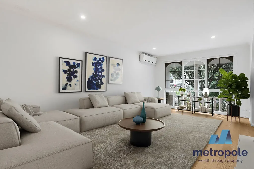 FULLY RENOVATED JUST 400M TO THE WATERS EDGE!