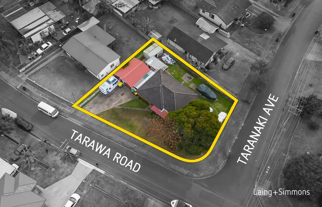 Lethbridge Park 3Kwarto Brick home occupies a 714sqm corner block with development opportunity