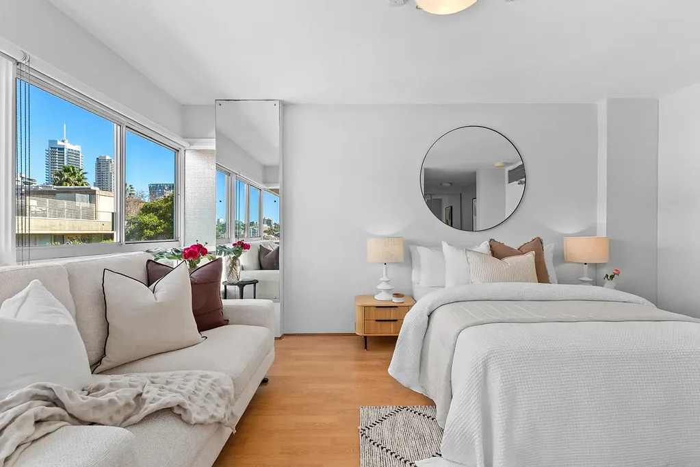 Elizabeth Bay Top-floor Studio with Separate-title Parking, Views & a Unique Connection to Potts Point