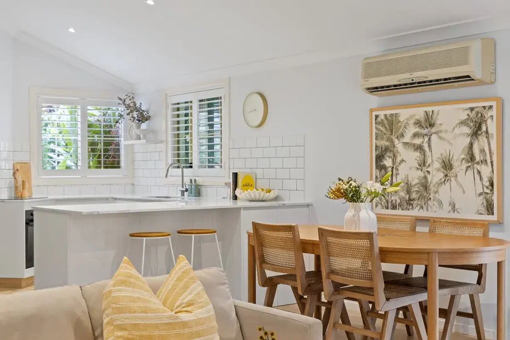Suffolk Park 3chambre Stylish Three-Bedroom Duplex in a Sought-After Suffolk Park Setting