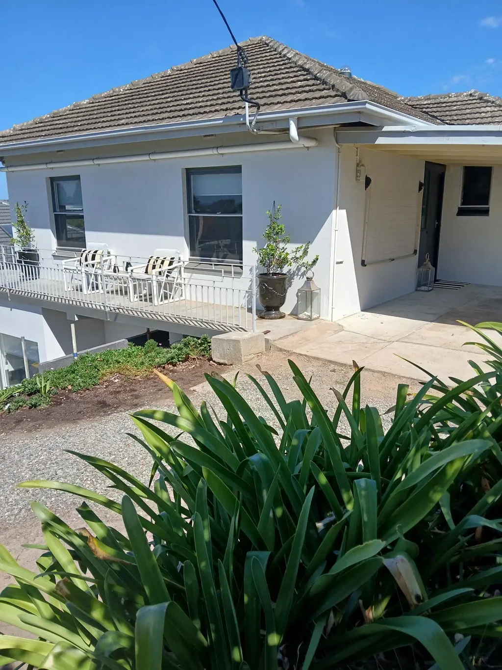 Low-Maintenance 2 bedroom unit in a Convenient Location