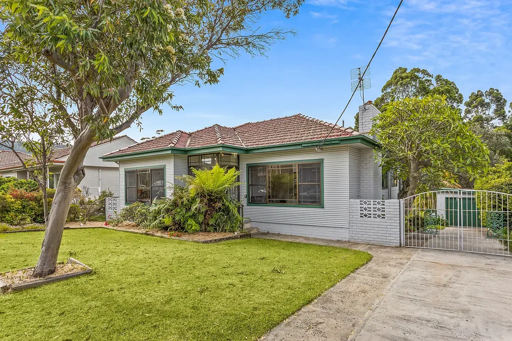 Fairy Meadow 4房 Fairy Meadow黄金地段 696sqm阔绰地块 背靠静谧保留地 家庭理想布局 平坦后院创梦空间 邻近学校咖啡馆 Family Comfort Meets Future Promise